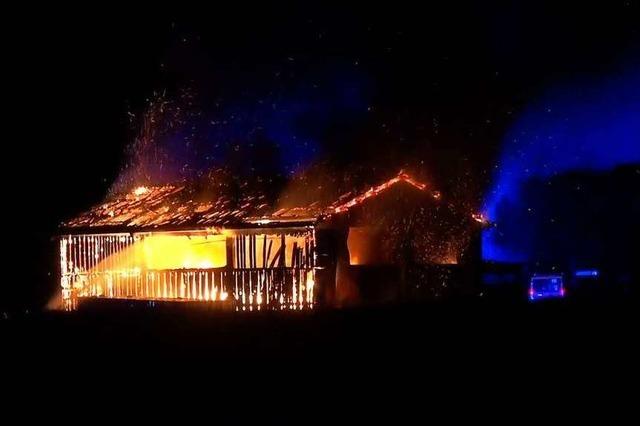 Scheunenbrand bei Grafenhausen: Polizei geht von Brandstiftung aus – Zusammenhang zur Serie noch offen