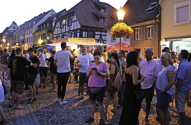Dicht gedrngt feierten die Menschen a...in Endingen beim zweiten Brunnenfest.   | Foto: Helmut Hassler