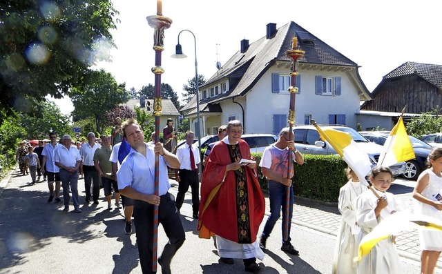 Aufgrund der Hitze wurde die Prozessio...ten und anderen Teilnehmern abgekrzt.  | Foto: Otmar Faller