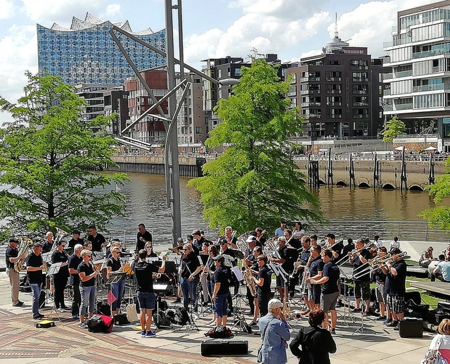 Die Stadtmusik Bonndorf formierte sich...y in Hamburg zu ihrem zweiten Konzert.  | Foto: Felix Schle