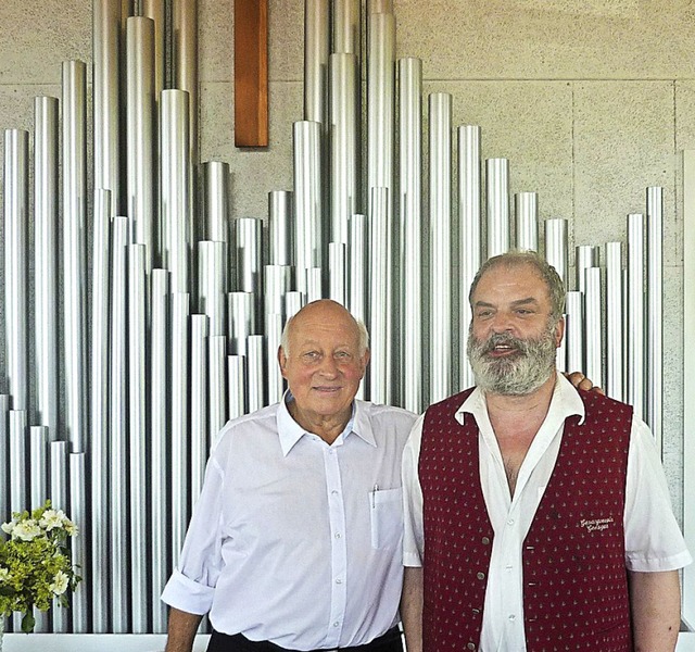 Pfarrer Demuth und Werner Werner Turow...ts) freuen sich ber die Orgelspende.   | Foto: Grether