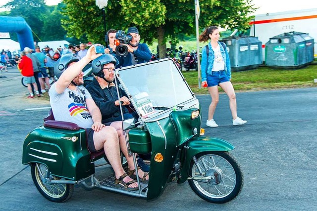 Die bequeme Art mit dem Mopedle zu reisen.  | Foto: Olaf Michel