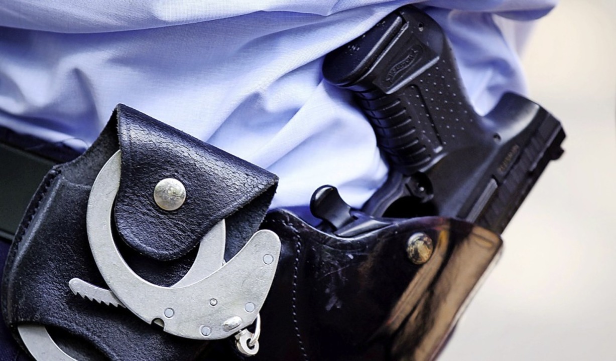 In Deutschland sind auch Polizisten im...ie deutsche Staatsbrgerschaft haben.   | Foto: Oliver Berg (dpa)