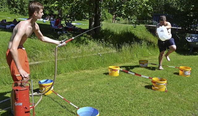 Wasser pumpen, zielspritzen, auffangen..., war die Aufgabe einer Spielstation.   | Foto: Liane Schilling