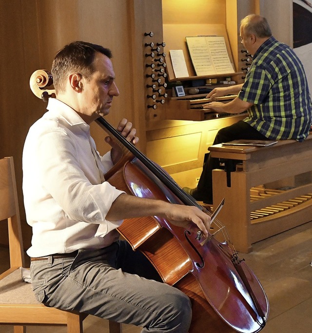 Duett von Hans Michael Eckert am  Viol...ht in der Friedenskirche in Altenheim   | Foto: Wolfgang Knstle