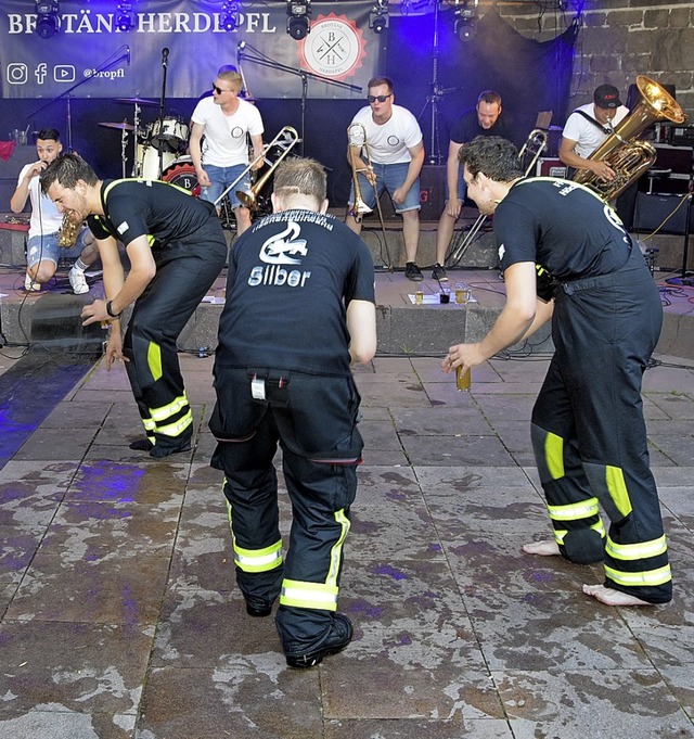 Mitglieder der Feuerwehren Hchenschwa...am Samstagabend in einen Hexenkessel.   | Foto: Stefan Pichler