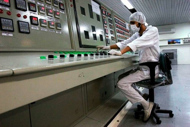 Ein iranischer Techniker arbeitet an einer Uran-Aufbereitungsanlage.  | Foto: Vahid Salemi (dpa)