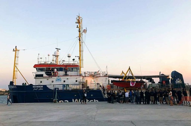 Das deutsche Schiff Sea Watch 3 im Hafen von Lampedusa  | Foto: Annalisa Camilli (dpa)
