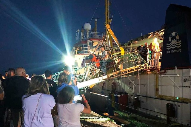 Menschen steigen von Bord des Rettungs... Anlegen im Hafen der Insel Lampedusa.  | Foto: Annalisa Camilli (dpa)