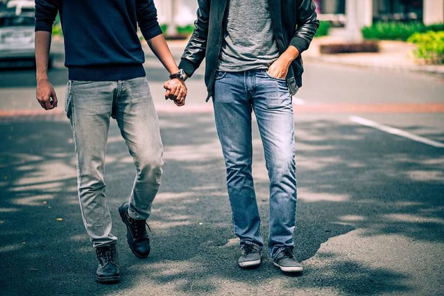 Homosexuelle haben vor allem auf dem L...d in Kleinstdten immer noch Probleme.  | Foto: DragonImages / adobe.stock.com