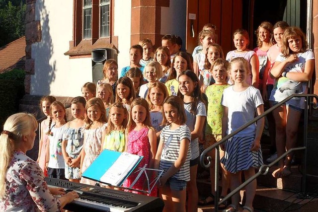 Der Schulchor der Sommerbergschule mit...bei seinem Auftritt beim Johannisfeuer  | Foto: Josef Faller