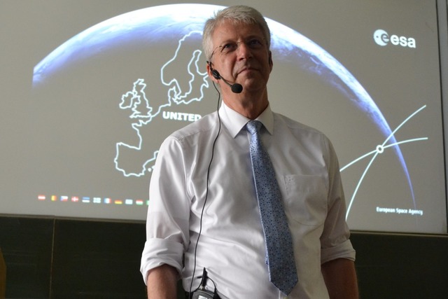 Thomas Reiter, in Diensten der Europi...hrte auch einen Blick in die Zukunft.  | Foto: Harald Rudolf