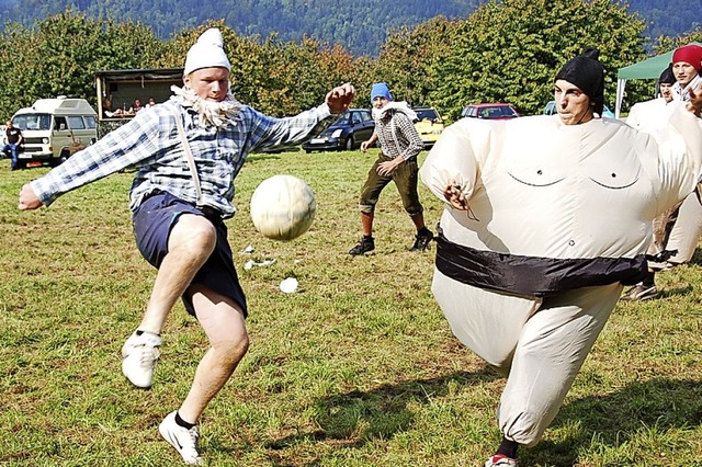 Nicht der Sport, sondern die Gaudi ste...echs beim Grmpel-Kick im Vordergrund.  | Foto: Nicolai Kapitz