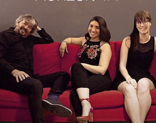 Musik auf der Couch: Mario Enderle, Nina Rossetti und Anna Schneider.  | Foto: BZ