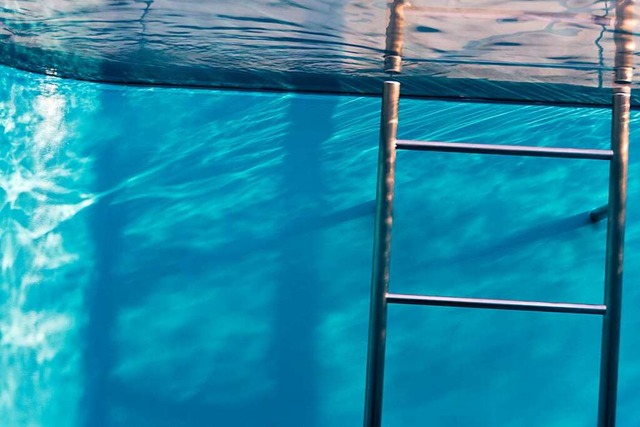 Der Junge befand sich im Nichtschwimmerbecken des Hallenbads (Symbolbild).  | Foto: J Westermann-Blawert  (stock.adobe.com)