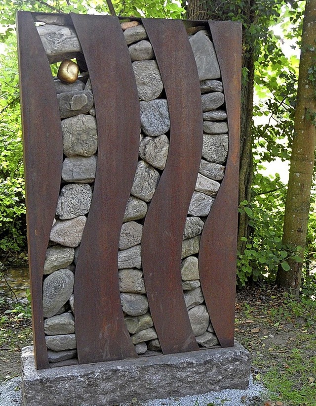 Die steinerne Skulptur nimmt thematisch Bezug auf die  drei Buchenbacher Bche.   | Foto: Josef Faller