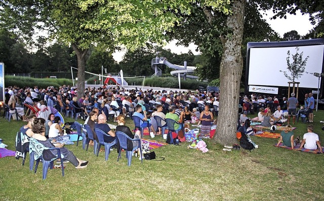 Alle warten gespannt auf das Sommerkino im Freibad &#8217;s Bad.   | Foto: Karin Hei