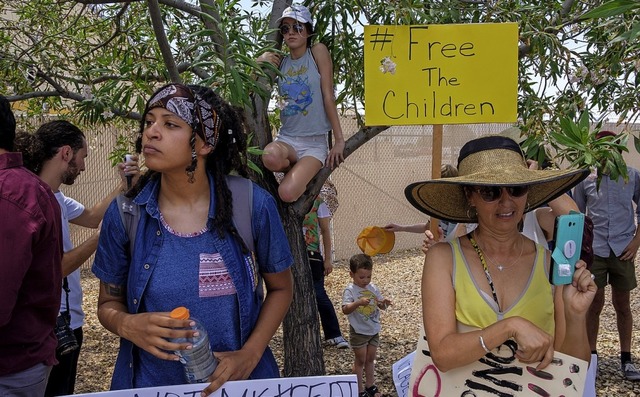 Demonstranten vor dem Auffanglager in Clint   | Foto: LUKE MONTAVON