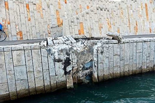 Das Tankschiff prallte mit dem Bug in eine Mauer am Elssserrheinweg in Basel.  | Foto: Kantonspolizei Basel-Stadt