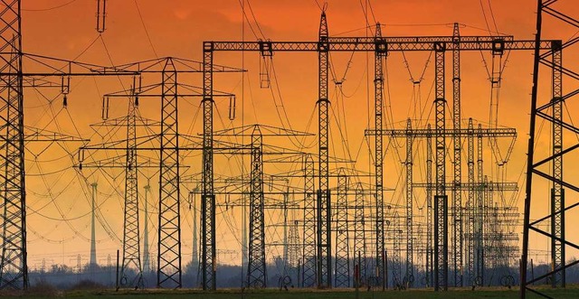 Im Stromnetz mssen sich Erzeugung und Verbrauch die Waage halten.  | Foto: Jens Wolf (dpa)