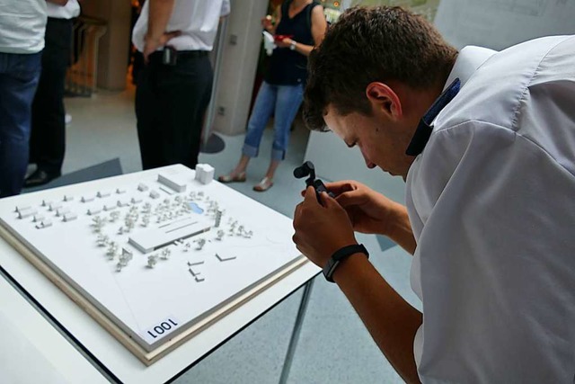 Gro war das Interesse der Mitglieder ... der Wettbewerbsergebnisse im Rathaus.  | Foto: Ingrid Bhm-Jacob