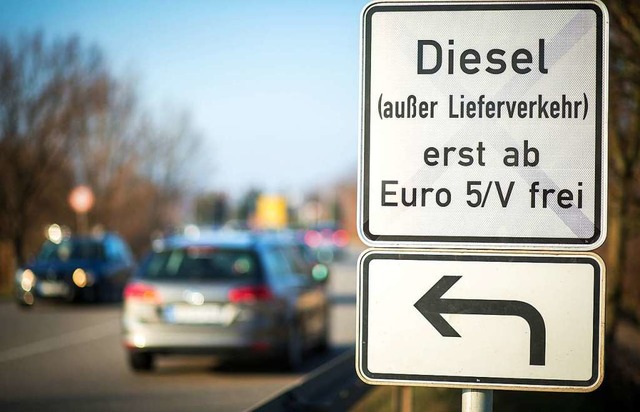 Ein Dieselfahrverbots-Schild in Stuttg...ken, ein Fahrverbot erstmal vom Tisch.  | Foto: Christoph Schmidt