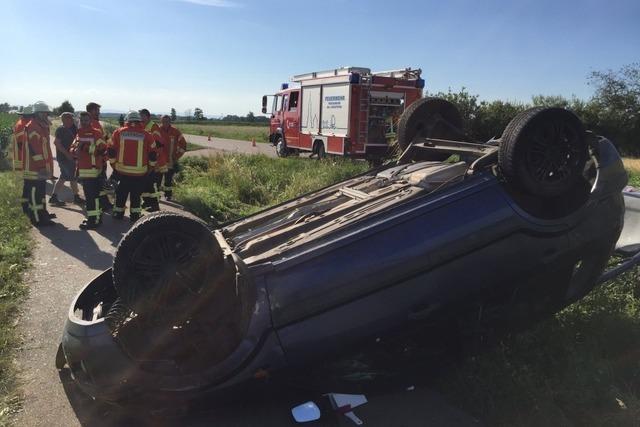 Auto berschlgt sich, Fahrer steigt aus