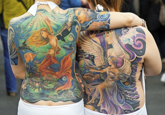 Diese beiden haben ihren kompletten R... auf einer Tattoo-Messe in Frankfurt.   | Foto: Boris Roessler