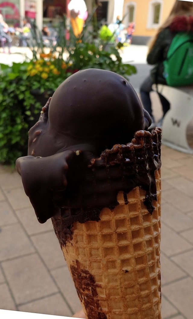 Lecker, ein Eis mit Schokoberzug   | Foto: Lina Kirnberger