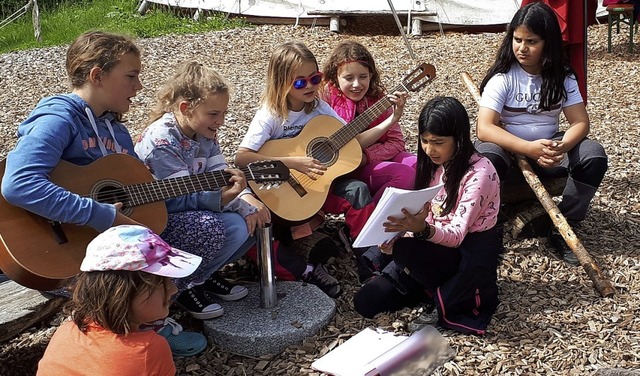 Im Tipi-Lager wurde auch Gitarre gespielt und gesungen.   | Foto: Petra Mnchbach