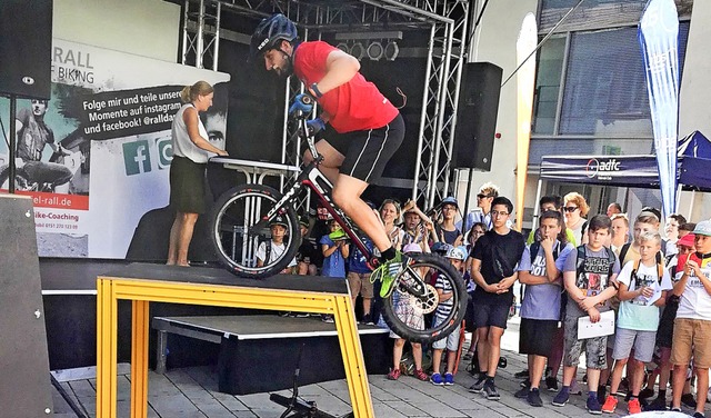 Fahrradakrobat Daniel Rall bei einem Sprung   | Foto: Corneliia Hirt