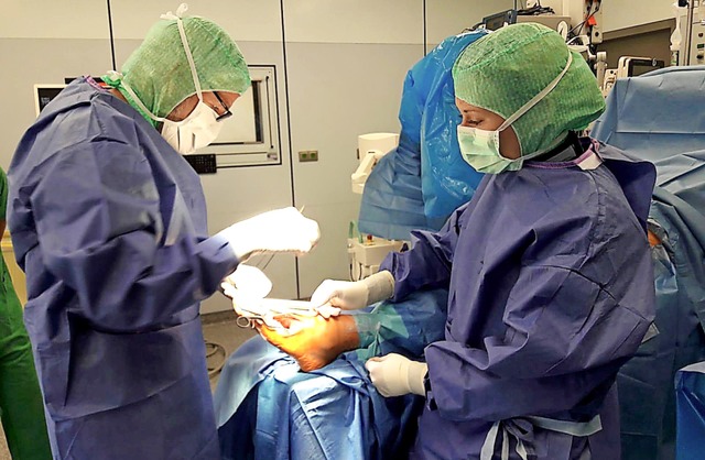 Blick in den Operationssaal: Wolff Voltmer (links) operiert an einem Fu.   | Foto: privat