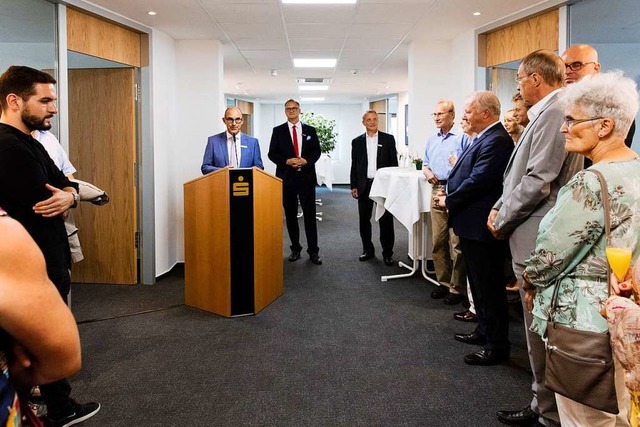 Erich Greil stellt das neue Kompetenz-Zentrum in der Filiale Waldkirch vor.  | Foto: Gabriele Zahn