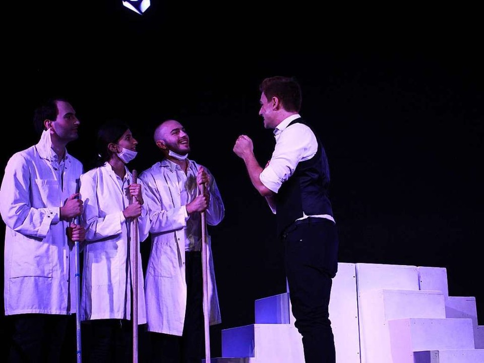Auf der Bühne stehen neun Schauspieler...der von anderen Theatergruppen mit an.  | Foto: Anna Lindemann