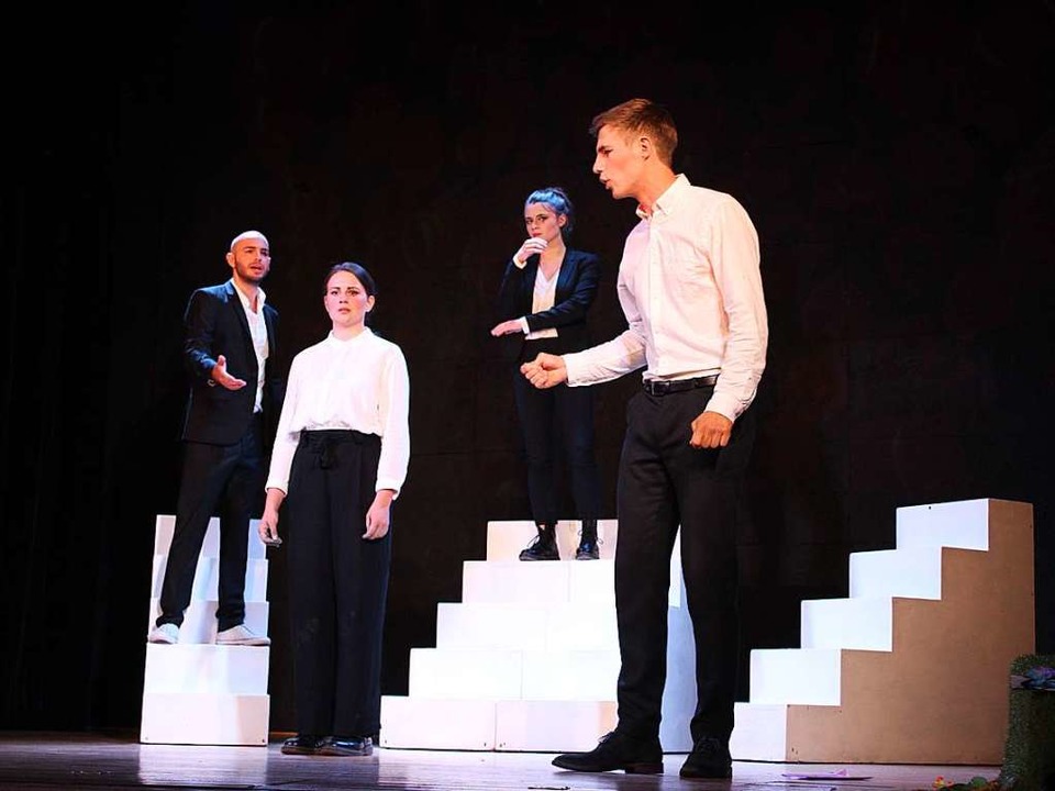 In &#8222;Corpus Delicti&#8220; geht e...erlangen eines Staats nach Gesundheit.  | Foto: Anna Lindemann