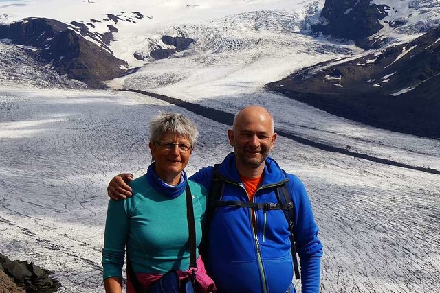Anna Witte-Rotter und Stefan Rotter vor einem islndischen Gletscher.  | Foto: Privat