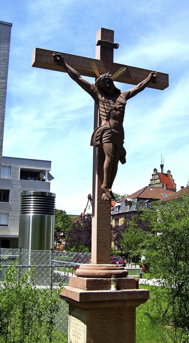 Das Sandsteinkreuz ist nun an der Ecke...Karlstrae wieder aufgestellt worden.   | Foto: Hans Sigmund