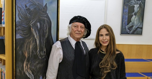 Laudator Georg Schell mit der  Knstle...e Bilder von Pferden ausgestellt sind.  | Foto: Ansgar Taschinski