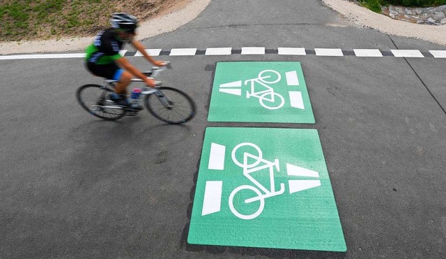 Fr einen Radschnellweg zwischen Schop...mberg kein Geld ausgeben (Symbolbild).  | Foto: Arne Dedert (dpa)