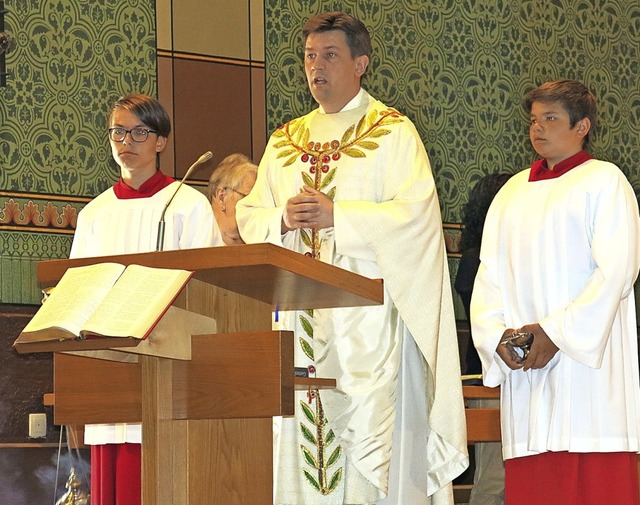 Pater Clemens Blattert SJ zelebrierte ...um seiner zehnjhrigen Primiz feierte.  | Foto: Erhard Morath