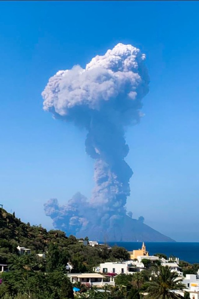 Die weit sichtbare Rauchwolke ber dem Stromboli nach dem Ausbruch  | Foto: FIONA CARTER (AFP)