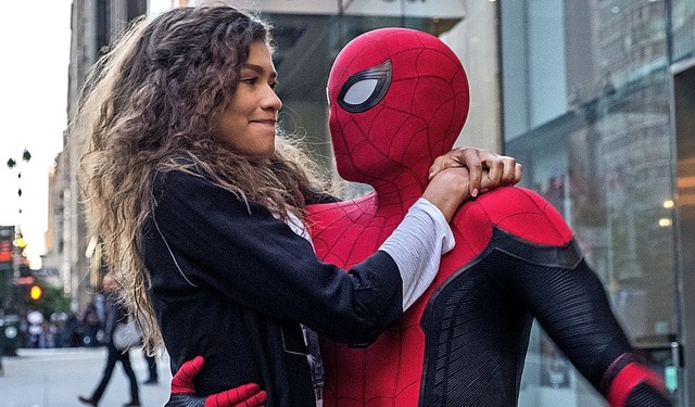 Ahnt sie, wer im Spinnen-Kostm steckt...(Zendaya) und Spider-Man (Tom Holland)  | Foto: Sony