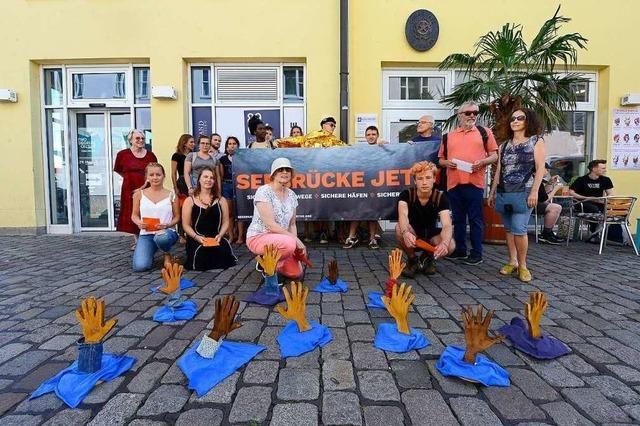 Seebrcke-Untersttzer berbringen Protestpost ans italienische Konsulat in Freiburg