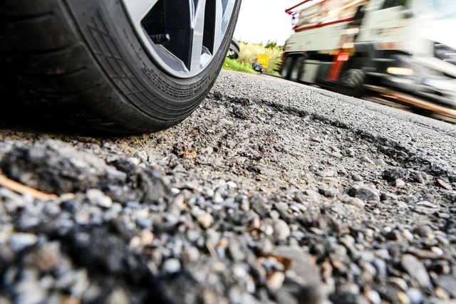 Erst wenn der Schaden auf der B34 unte...urde, kann die Absperrung wieder weg. | Foto: Felix Kästle Erst wenn der Schaden auf der B34 unte...urde, kann die Absperrung wieder weg. | Foto: Felix Kästle