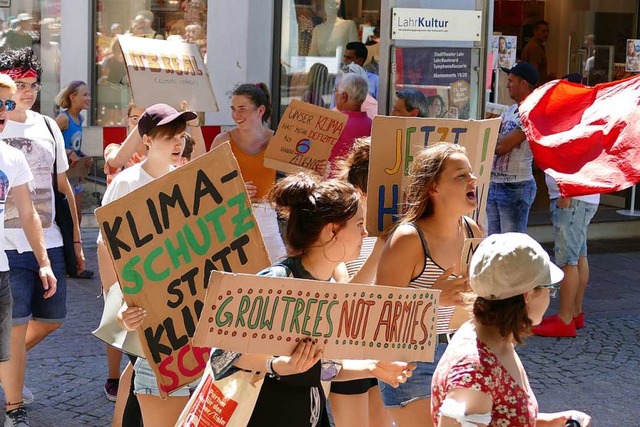 Bei der Samstagsdemo waren ber 150 Demonstranten in Lahr unterwegs.  | Foto: Tamara Keller