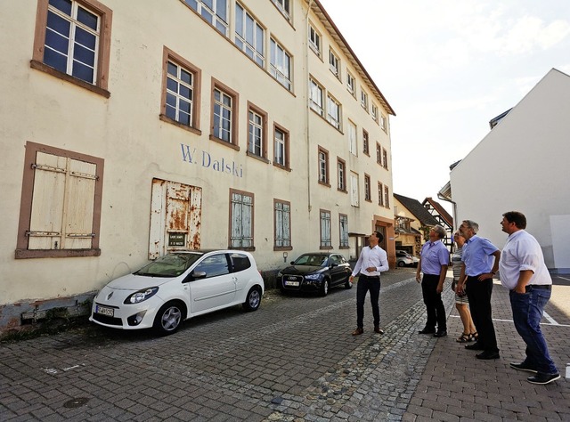 Ortstermin: Brgermeister Tobias Metz,...ttwochnachmittag vor der Lederfabrik.   | Foto: Martin Wendel