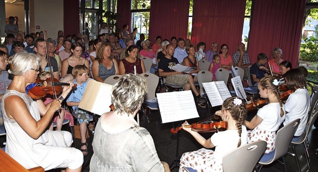 Viola Jochum und Monika Szabo musizierten zusammen mit ihren Geigenschlern.  | Foto: Michael Haberer