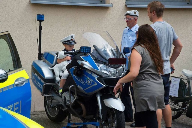 Jung und alt knnen der Polizei ber die Schulter schauen.  | Foto: Volker Mnch