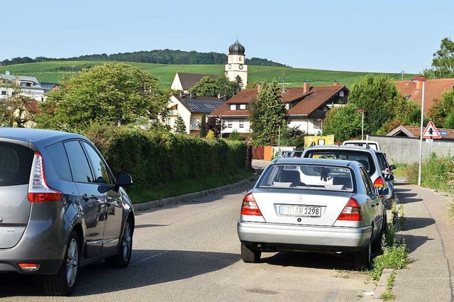 Eng ist es in der Krozinger Strae, au...erden spezielle Parkzonen ausgewiesen.  | Foto: Andrea Gallien