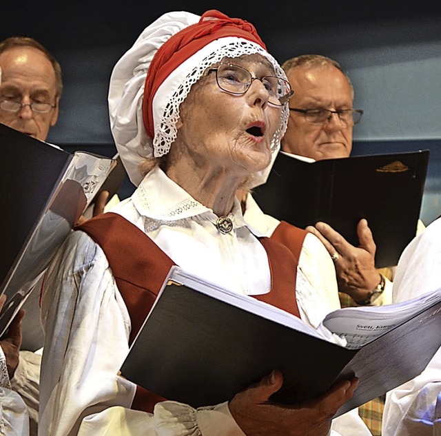 In lettischer Tracht sang der Chor Gaisma in der Benedikt-Winterhalder-Halle.   | Foto: Liane Schilling